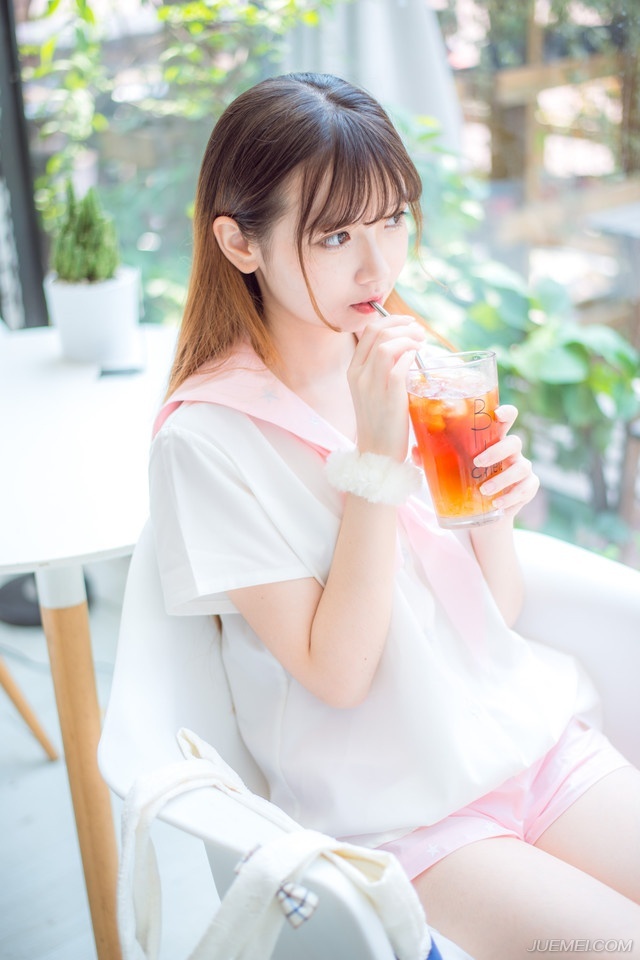 “是。”虽然不明白发生了什么事，管家也没干多问，连忙躬身答应一声，带了几名家丁前往刘璝的岳父那里准备接人，只是刘璝的夫人已经先一步离开，并没有接到，当这件事情被管家告知刘璝之后。